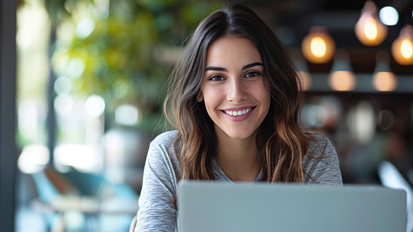 junge-frau-sitzt-am-laptop